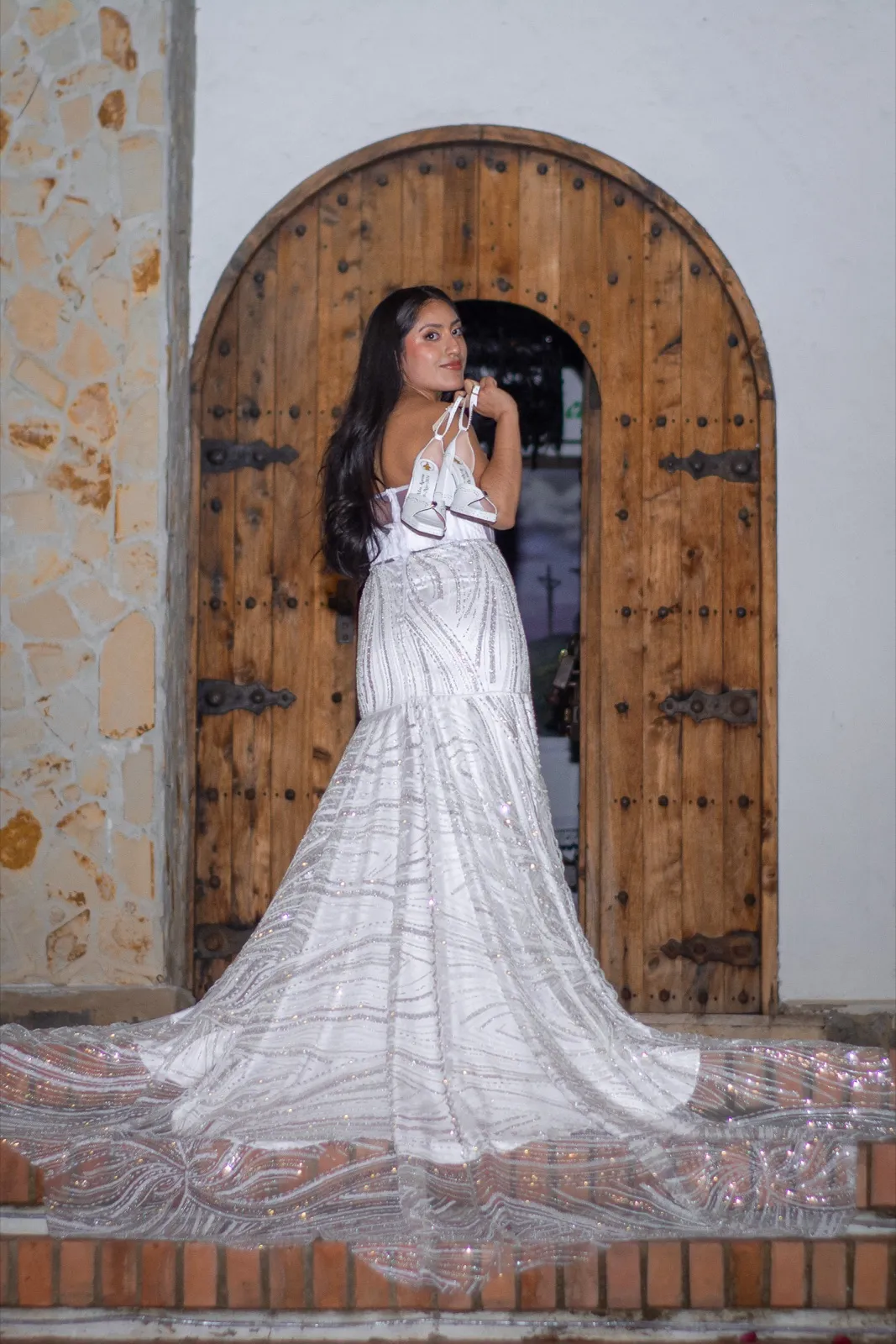 Mujer con vestido blanco bordado, retrato de cuerpo entero