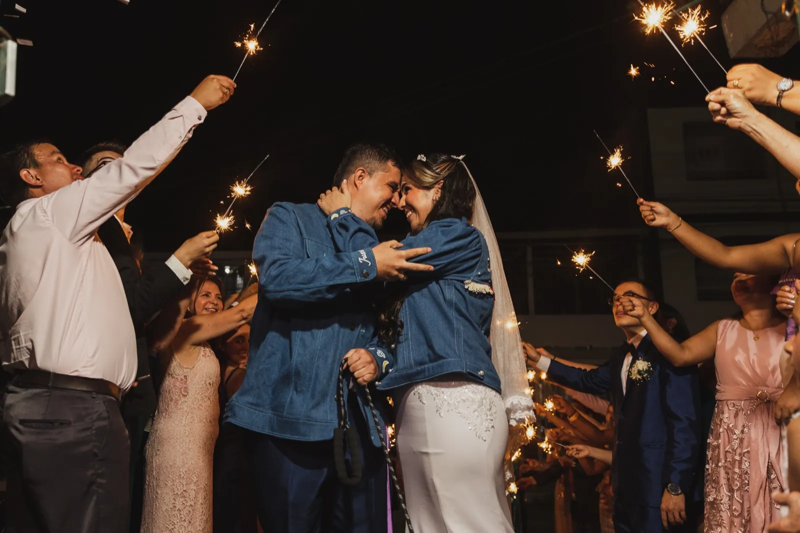 Pareja de novios con chaquetas de denim