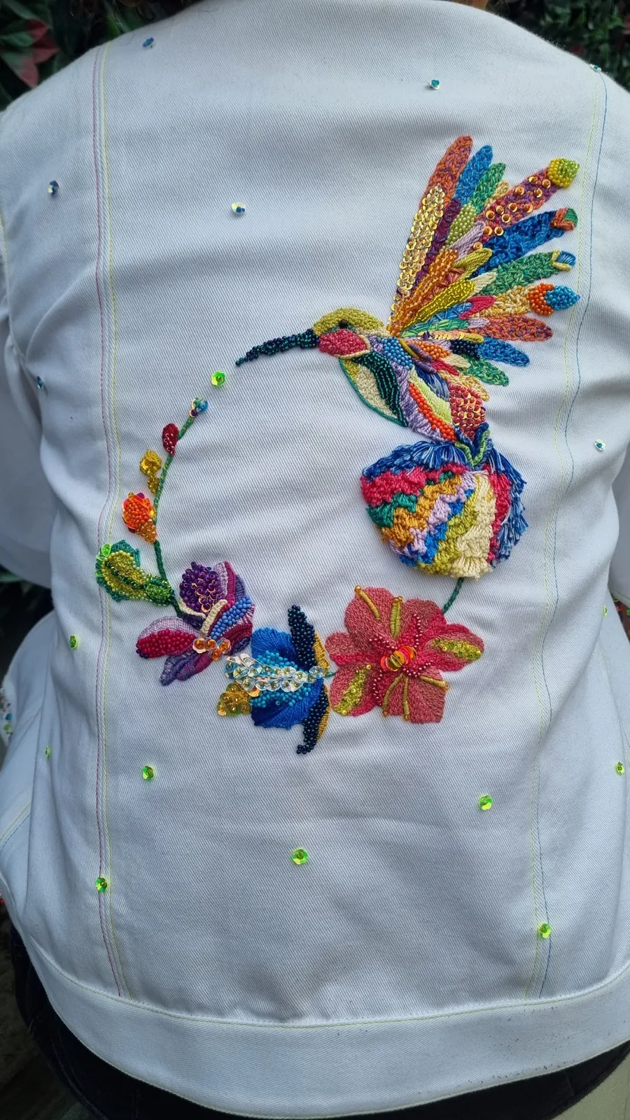 Chaqueta blanca con un colibrí bordado