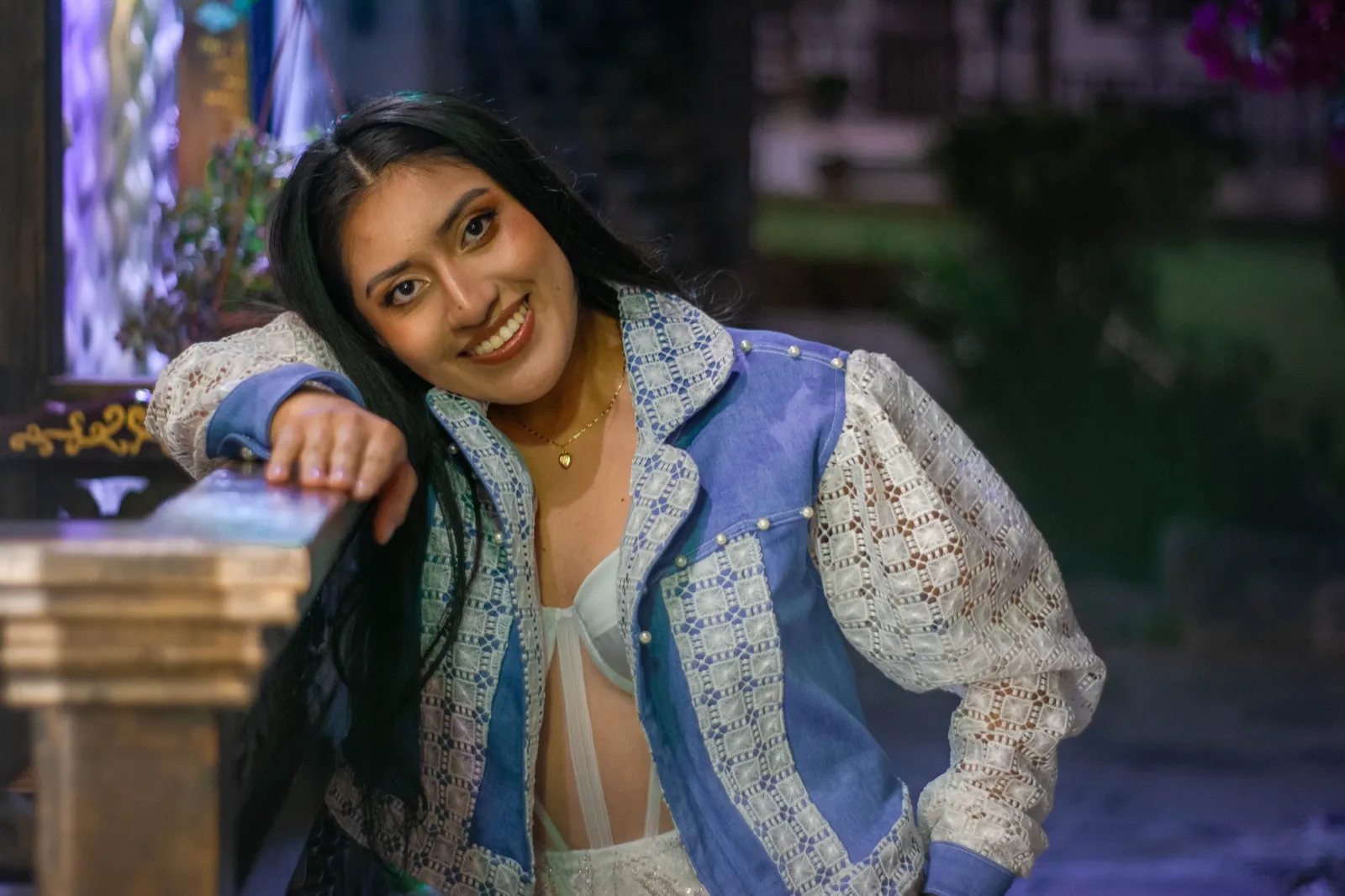 Primer plano de mujer sonriendo con chaqueta de denim y mangas de encaje