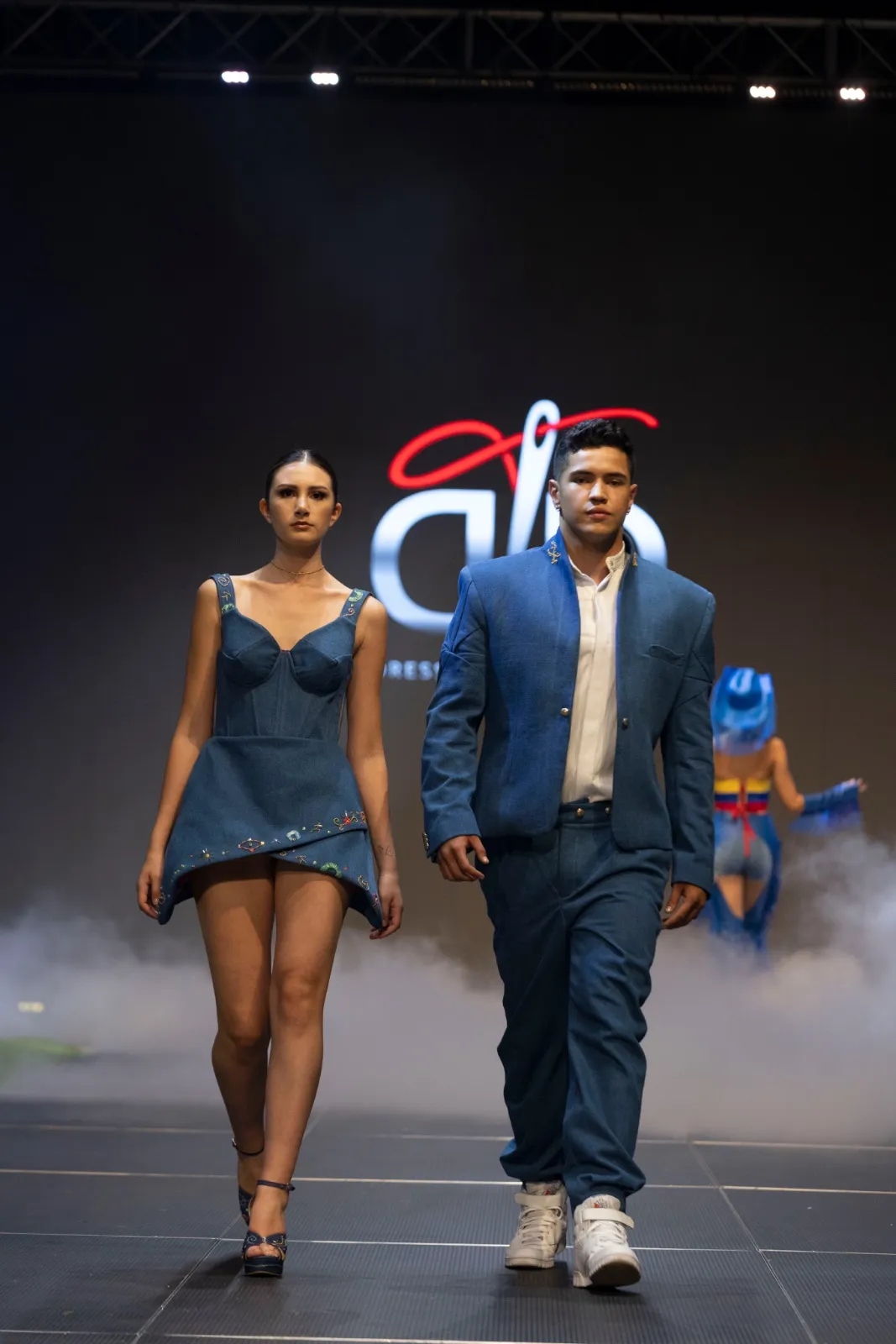 Dos modelos con piezas de denim en pasarela